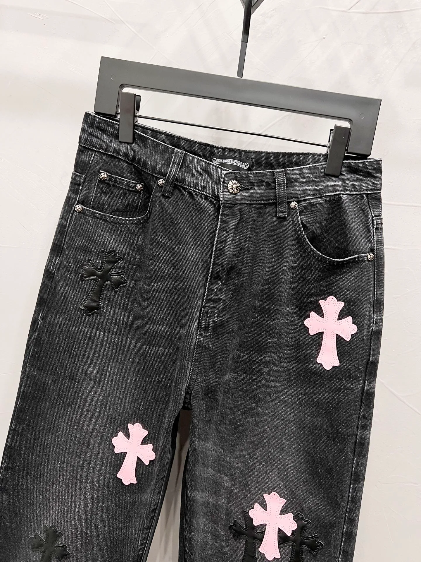P240 Style number: [M940] Chrome hearts & Chrome hearts 25ss pink and black leather black pants cross patch leather jeans CH Chrome hearts double knee cross patch leather bo1 version logging pants straight working pants B136 Chrome hearts cross Sanskrit overalls Counter price 24W level, patchwork cross flower embellishment, high waist washed jeans! ! Absolutely high-end luxury products, 1.9W level god-level single products, super popular products, made by top heavy industry, not to be missed. About Zangyin, this is an extremely luxurious fashion brand, which can also be called the nobles of the high street. It has always been an exclusive brand of some hipsters or rich second generation. Compared with ordinary high streets, it is more luxurious and noble. Compared with luxury brands, it has a more fashionable personality and has always been a brand that I have a special liking for. Imported yarn is custom-woven into a high-density twill canvas, which ensures a crisp shape while also making the fabric feel very delicate. It follows the B01 classic shape, with a crisp and stylish upper body. The ready-made garments are stone-ground and fermented, so they can be matched with any style. Buttons and zinc-brushing are washed with genuine YKK retro metal products. Double-layered canvas on the front. Perfect details. All hardware is perfect. Size: 30-32-34-36 Color: pink and black leather and black pants